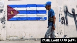 Un anciano camina por una calle de La Habana. (Yamil Lage/AFP/Archivo)