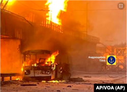 Esta imagen distribuida por Petro Andryuschenko, asesor del jefe de la administración de la ciudad de Mariúpol, muestra un trolebús y una estación hidroeléctrica en llamas tras ataques rusos en Dnipro, Ucrania, el 22 de marzo de 2024.