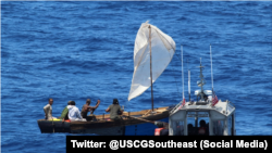 Foto tomada por la Guardia Costera de EEUU cuando interceptaba a un grupo de cubanos que intentaban llegar a la Florida. Los cubanos fueron repatriados a la isla este 28 de abril de 2023.