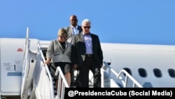 Miguel Díaz-Canel baja del avión, en Nueva York, EEUU, acompañado de su esposa, Lis Cuesta. 