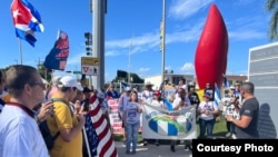 Cubanos exiliados se manifiestan en Miami en el Día de los Derechos Humanos. (Cortesía Mercy Perdigón)