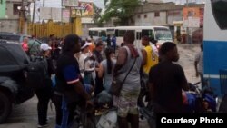 Cubanos inician el traslado a Cabo Haitiano, desde donde partirán varios vuelos a la isla. 