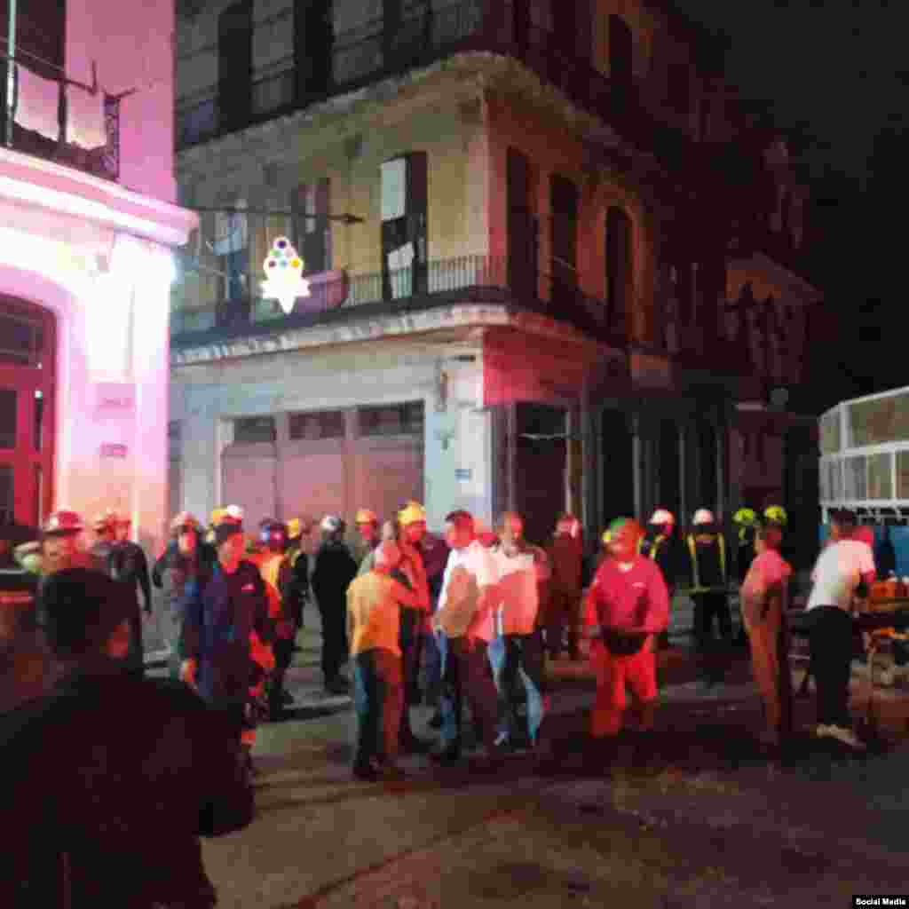 El derrumbe ocurrió en un edificio de viviendas, en la calle Lamparilla No. 368, entre Villegas y Aguacate, municipio La Habana Vieja. (Foto: Facebook/Gobierno de La Habana)