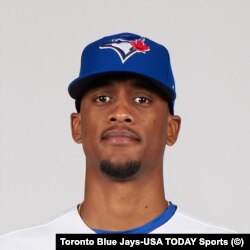 Yosver Zulueta con el uniforme de los Toronto Blue Jays.