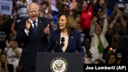 La candidata demócrata a la presidencia Kamala Harris y su compañero de fórmula, el gobernador de Minnesota, Tim Walz, hablan en un acto de campaña en Filadelfia, el martes 6 de agosto de 2024. (Foto AP/Joe Lamberti)