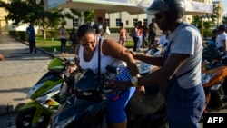 Las motorinas se volvieron muy populares en Cuba como una solución a la crisis del transporte. (YAMIL LAGE / AFP)