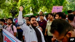 Médicos y paramédicos protestan contra violación y asesinato de una doctora en prácticas en hospital del gobierno en Calcuta, ante oficina del ministro de Salud, Nueva Delhi, India, el lunes 19 de agosto de 2024. (AP Foto/Manish Swarup)