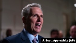 El presidente de la Cámara de Representantes, el republicano Kevin McCarthy, habla con la prensa después de una reunión a puertas cerradas con miembros de su bloque. (AP Foto/J. Scott Applewhite)