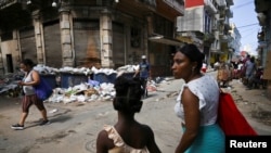 La gente camina en el centro de La Habana, Cuba, el 3 de julio de 2024. REUTERS/Stringer