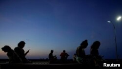 Cubanos se conectan a internet en un punto Wi Fi en La Habana. (REUTERS/Alexandre Meneghini/Archivo)