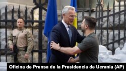 El secretario general de la OTAN, Jens Stoltenberg, izquierda, saluda al presidente ucraniano Volodymyr Zelenskyy antes de su reunión en Kiev, jueves 28 de setiembre de 2023. (Oficina de Prensa de la Presidencia de Ucrania via AP)