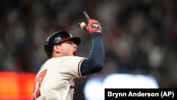 Austin Riley (27) de los Bravos de Atlanta celebra tras batear un jonrón de dos carreras en el octavo inning ante los Filis de Filadelfia, el lunes 9 de octubre de 2023, en Atlanta. (AP Photo/Brynn Anderson)