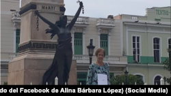 Profesora Alína Bárbara López durante una protesta en el Parque de la Libertad de Matanzas (Tomado del Facebook de Alina Bárbara López)