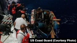 Un buen samaritano rescata a siete migrantes al sur de Sugarloaf Key el 1 de septiembre de 2022. El 7 de septiembre el grupo fue repatriado. (US Coast Guard photo/Mikaela McGee)