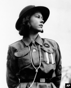 En esta foto del 17 de agosto de 1943, la princesa Isabel de Gran Bretaña posa para una foto con un uniforme de las Girl Guides, en Windsor Great Park. (AP/Archivo)