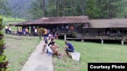 Migrantes cubanos recluidos en el albergue de Los Planes de Gualaca.