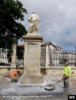 Varios trabajadores realizan labores de mantenimiento hoy, 14 de noviembre de 2017, en La Habana (Cuba).