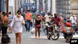 Habaneros usan tapabocas para protegerse del coronavirus. (ADALBERTO ROQUE / AFP)