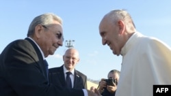 El papa Francisco saluda al general Raúl Castro durante su visita a Cuba, en febrero de 2016. (OSSERVATORE ROMANO/AFP)