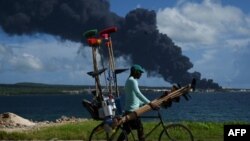 La nube negra de la explosión en la base de supertanqueros de Matanzas. 