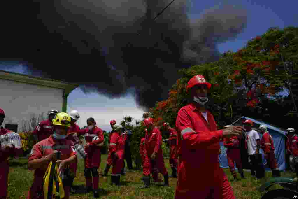 Miembros de la Cruz Roja de Cuba se preparan para trasladarse a la zona del desastre. (AP/Ramon Espinosa)