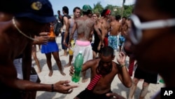 Jóvenes beben alcohol en la playa de Jibacoa. ( (AP/Javier Galeano/Archivo)