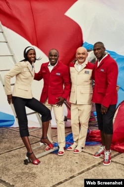 El diseñador Christian Louboutin posa con atletas cubanos.