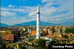 La torre Dharahara (s. XIX) antes de quedar reducida a escombros.