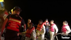 Migrantes cubanos repatriados a la isla por la Guardia Costera estadounidense. (Foto: @USCGSoutheast)