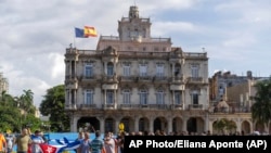 Agentes de civil y soldados frente a la embajada de España en Cuba el 11 de julio de 2021. En el Palacio de Velasco los españoles residentes en la isla podrán votar en las elecciones municipales, autonómicas y nacionales previstas para este año.