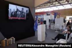 Imágenes Gorbachev y Fidel Castro se exhiben en la Feria Internacional de La Habana (FIHAV) en La Habana, Cuba, el 30 de octubre de 2018.