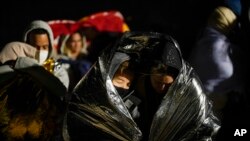 Dos cubanas se entregan a las autoridades de EEUU en busca de asilo tras cruzar la frontera con México, el 3 de noviembre pasado, por Yuma, Arizona. (AP Photo/Gregory Bull)