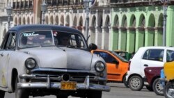 Cubanos opinan sobre "indispensable" servicio de transportistas privados