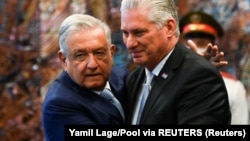 López Obrador abraza a Díaz-Canel en el Palacio de la Revolución el 8 de mayo de 2022.