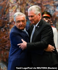 López Obrador abraza a Díaz-Canel en el Palacio de la Revolución, La Habana, el 8 de mayo de 2022.