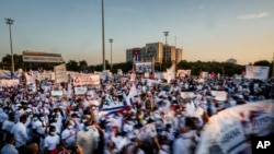 Cubanos desfilan este 1 de Mayo, en La Habana. (Foto AP/Ramón Espinosa)