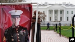 Un cartel con la foto del veterano de la Marina estadounidense Trevor Reed, quien fuera prisionero de Rusia desde 2019. (AP/Patrick Semansky, File)