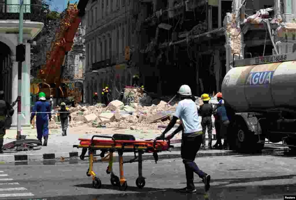 Labores de rescate tras la explosi&#243;n del Hotel Saratoga en La Habana.