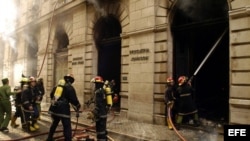 Bomberos cubanos sofocan un incendio en La Habana Vieja. Foto archivo