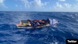 Una de las embarcaciones con cubanos a bordo interceptadas por la Guardia Costera en los cayos de Florida. (Foto: @USCGSoutheast)