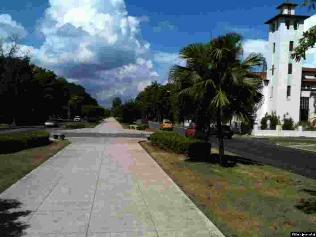 Marchan por esta avenida al finalizar la misa en la Iglesia Santa Rita&nbsp;