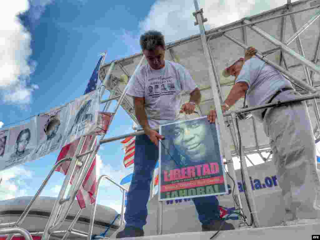 El presidente del Movimiento Democracia, Ramón Saúl Sánchez organizó una flotilla de de barcos del exilio cubano de Miami para conmemorar el vigésimo aniversario del hundimiento del remolcador &quot;13 de marzo&quot; que ocasionó la muerte de 37 personas cerca a la bahía de La Habana, en Cuba.