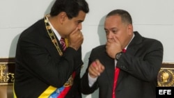 Diosdado Cabello (izq.), número dos del gobernante Partido Socialista Unido de Venezuela, es uno de los sancionados. (Archivo)