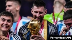 Lionel Messi sostiene la copa, largamente acariciada, tras ganar junto a la selección de Argentina la final del mundial de fútbol, en Lusail, Qatar. (AP Photo/Manu Fernandez)