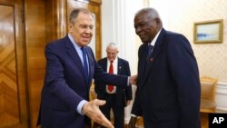 Esteban Lazo Hernández durante su encuentro este jueves con el canciller ruso Sergey Lavrov. (Russian Foreign Ministry Press Service via AP)