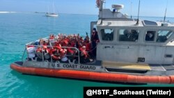 Migrantes cubanos que arribaron al parque nacional Dry Tortugas, en el sur de Florida, son trasladados por la Guardia Costera a Cayo Hueso. (Foto: Twitter/@HSTF_Southeast)