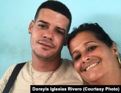 Yander Rodríguez Iglesias y su madre Doreyis Iglesias Rivero.