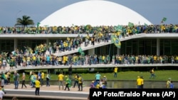 Partidarios del expresidente de Brasil Jair Bolsonaro irrumpen en el edificio del Congreso Nacional en Brasilia, Brasil, el domingo 8 de enero de 2023. (AP Foto/Eraldo Peres)