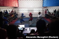 Cartel de boxeo femenino en La Habana, el 17 de diciembre de 2022. (REUTERS/Alexandre Meneghini)