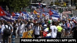 Cubanos en La Gran Vía de Madrid, en España, se manifestaron el 25 de julio en apoyo a las protestas del 11 de julio de 2021 en la isla. (Foto: Pierre-Philippe Marcou/AFP)